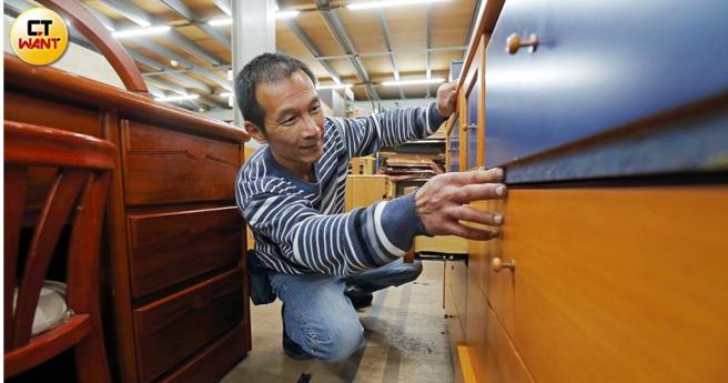 吴老板无师自通学会修復家具手艺，更凭着这门技术谷底翻身，如今拥有超过500坪的二手家具王国。（图／李宗明摄）