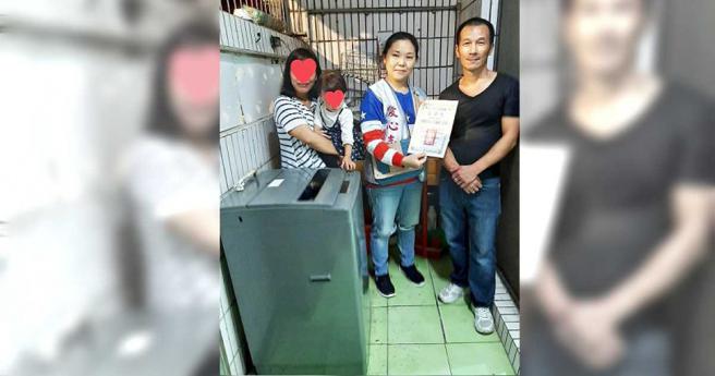 吴老板对于有需要的人总是慷慨解囊，曾亲自将洗衣机送给弱势家庭，近年捐出的家具更高达数百套。（图／翻摄辰光行善协会脸书）