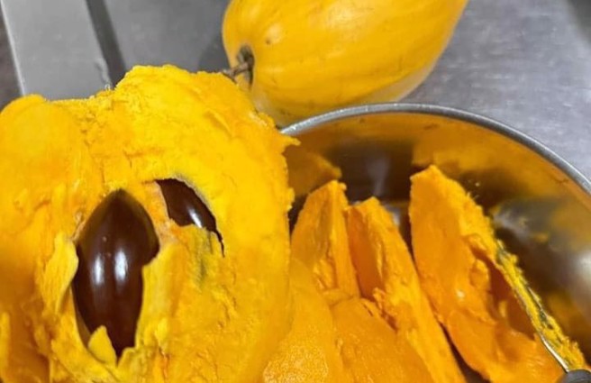 一名女子近日吃到一颗有金黄果肉的水果，香甜口感被她誉为台湾最美味水果之一。（图／翻摄自爆废公社二馆）