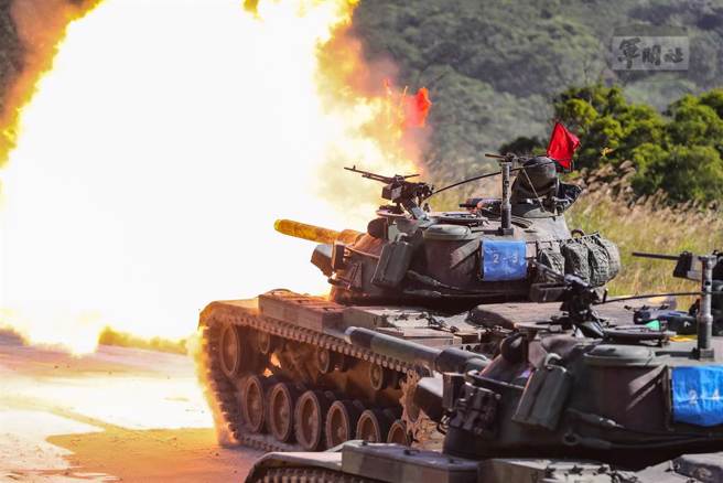 542旅裝甲士官不務正業！借帳戶給詐團  賠錢還被害人換緩刑，圖為542旅進行三軍聯訓火力照。(軍聞社提供)