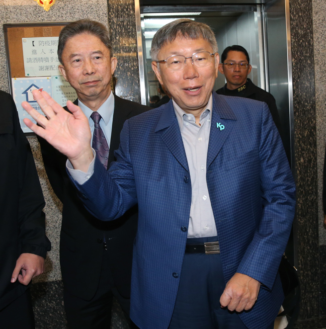 民眾黨主席柯文哲（中）。（資料照,陳君瑋攝）