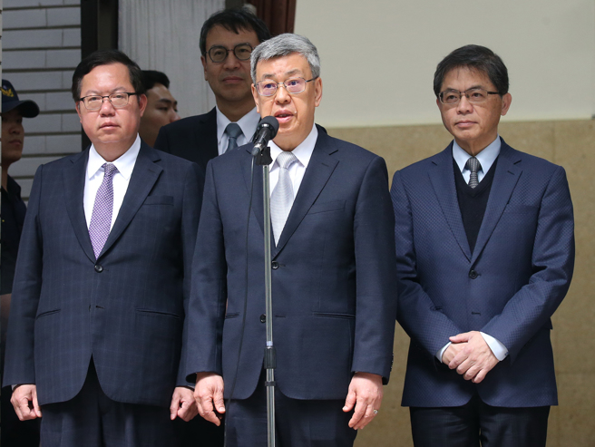 立法院20日开议，行政院长陈建仁（前中）率领各部会首长列席进行施政方针及施政报告并备质询，会前受访。（赵双杰摄）