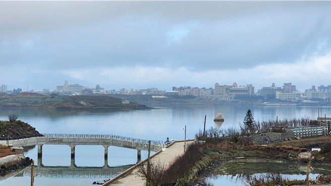 「霧擾」澎湖，20日澎湖機場兩航班受延誤，但在早上7時後氣溫回升，濃霧逐漸散去。（許逸民攝）
