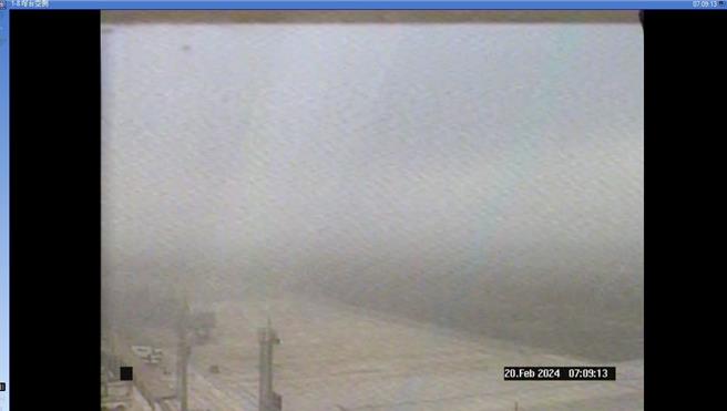「霧擾」澎湖，20日澎湖機場兩航班受延誤，圖為澎湖機場一早濃霧情況。（澎湖航空站提供／許逸民澎湖傳真）