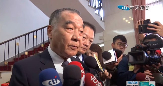 国防部长邱国正20日赴立法院备询，会前接受媒体联访。(截自中天新闻直播)