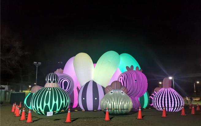 灯饰已陆续进驻会场。(警方提供／蔡依珍桃园传真)