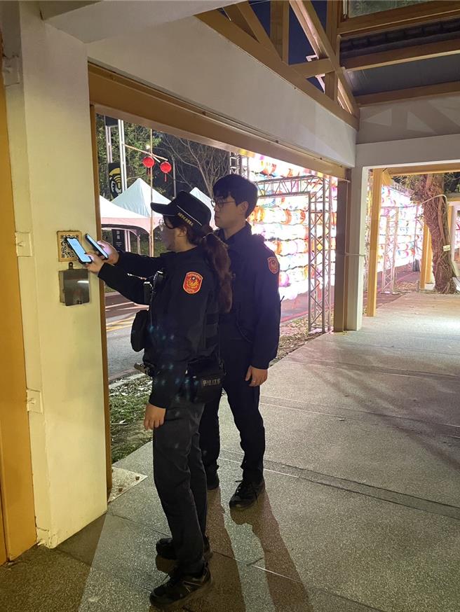桃园警方于夜间加强灯会园区巡守安全维护。(警方提供／蔡依珍桃园传真)