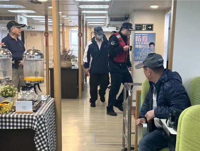 大陸福建海警局19日強制登金門的初日號遊艇臨檢約30分。（民眾提供）