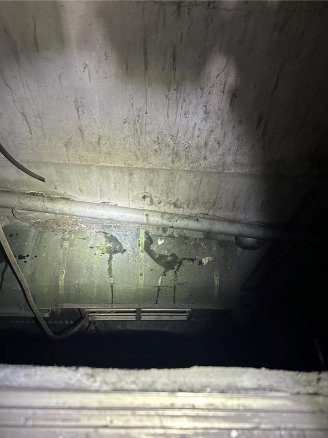 柳嫌在現場遮雨棚留下之腳印。（三重警分局提供 ∕ 張鎧乙新北傳真）