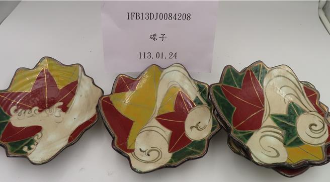 由「惠比壽餐飲股份有限公司」自日本進口的碟子五件組，分別檢出重金屬鉛19到34μg／cm²。（食藥署提供）