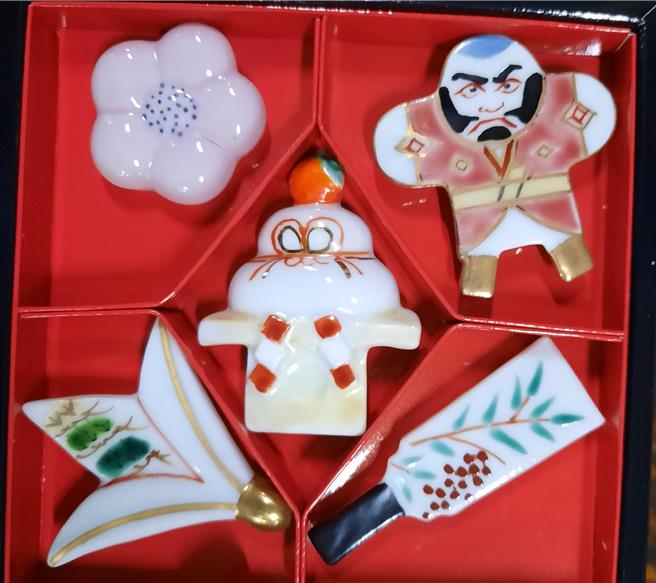 由「利長企業股份有限公司」自日本進口的清水燒筷架組，共5批，皆有檢出重金屬鉛，含量介於24到306μg／cm²。（食藥署提供）