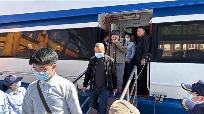 陸籍船員家屬今（20）日在海基會、泉州台辦等單位協助下抵達金門，未對記者多做表示。（于家麒攝）