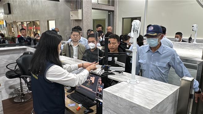 陸籍船員家屬今（20）日在海基會、泉州台辦等單位協助下抵達金門，未對記者多做表示。（于家麒攝）