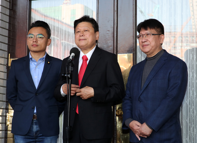 国民党团总召傅昆萁（中）、书记长洪孟楷（左）、首席副书记长林思铭（右）20日在立法院议场门口受访。（刘宗龙摄）