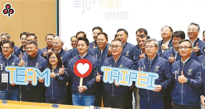 台北市长蒋万安（前排左四）18日出席台北市政府共识营活动，直言市政团队脱离磨合期，盼凝聚市府小内阁团结力道。（本报资料照片）
