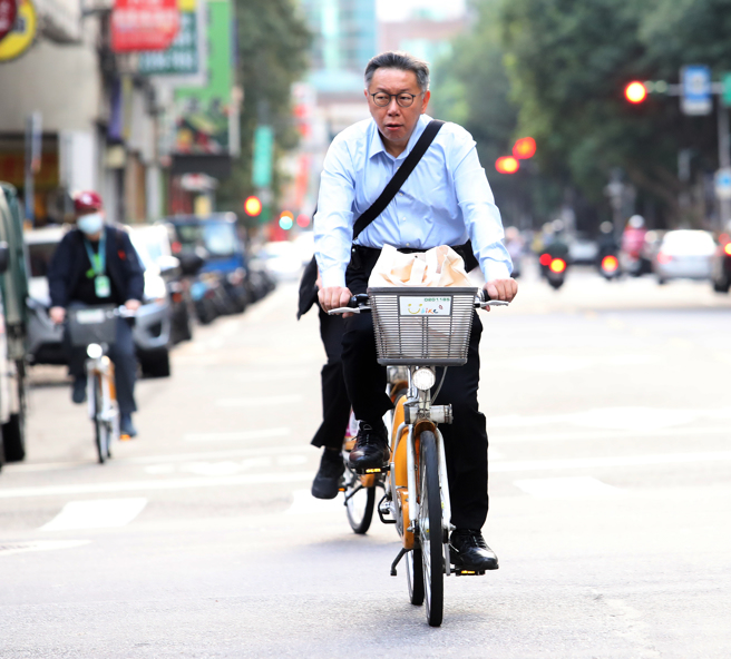 民眾黨主席柯文哲常騎著腳踏車前往立法院，參加民眾黨立法院黨團的晨會。（本報資料照／劉宗龍攝）