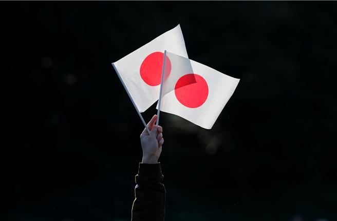 日本《共同社》引述消息人士指出，日本政府為應對台海突發狀況，已與熊本及沖繩2縣磋商制定撤離民眾計劃，由熊本縣八代市接納沖繩縣多良間村疏散居民，該計劃力爭在2024年完成制定。（路透社）