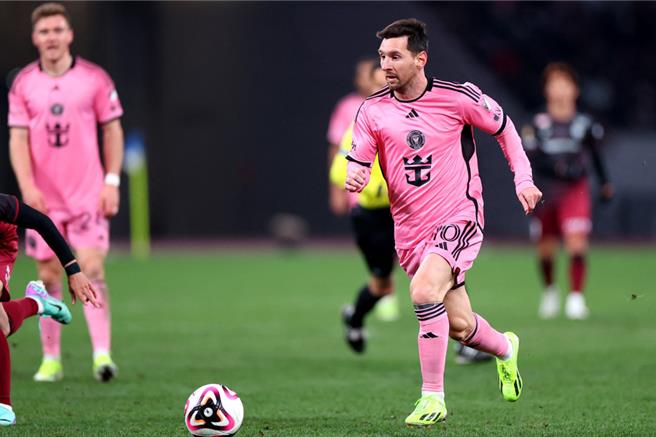 世界球王梅西19日再解釋日前在香港缺賽原因，但根據大陸官媒隨後的民調顯示，有7成參與調查大陸網友不接受。（路透）