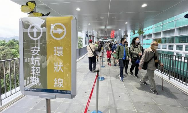 安坑輕軌人潮。（新北捷運公司提供 ∕ 張鎧乙新北傳真）