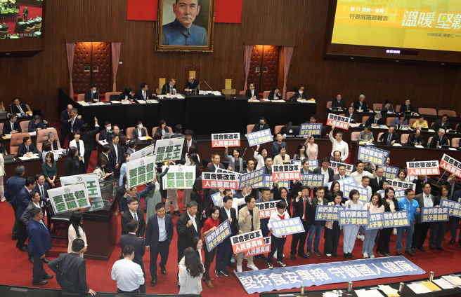 立法院新会期20日开议，国民党立院党团在行政院长陈建仁进行施政报告前进行杯葛，要求进行食安专报。（赵双杰摄）