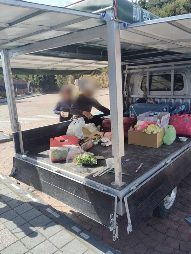 民眾在鳶峰停車場違規炊煮，南投縣政府風景區管理所指該行為已違反暗空公園自治條例將依法裁處。（翻攝臉書「中橫路況交通資訊站」／楊靜茹南投傳真）