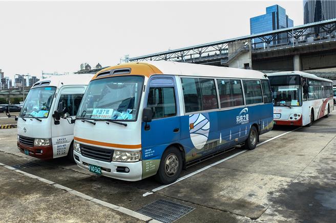 新竹县政府16日试办「5900」和「快捷7号」2条免费跳蛙公车，开学首日搭乘数零，到20日搭乘人数均仅1人。（罗浚滨摄）