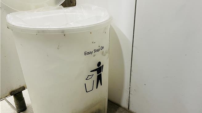 偷拍惯犯在垃圾桶藏手机，窃录女性如厕过程。（示意图／萧嘉蕙摄）