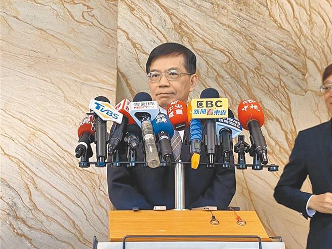 交通部长王国材今在立法院备询前受访表示，交通部按照发展观光条例第53条，「有玷辱国家荣誉、损害国家利益」规定，「陆客不来，我们过去，观光逆差达800亿元」，损害的是旅宿业和餐饮业，而包括中国大陆改变M503航线、诺鲁断交等事件，也影响到飞安和国安。（本报资料照片）