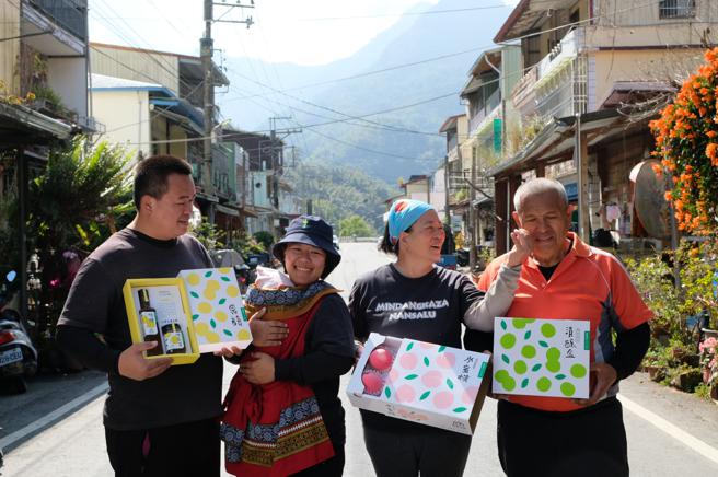 那瑪夏小農蔡姿妤及林春福與設計團隊共創，推出全新品牌「四季山和」（圖片來源：高雄市文化局提供）