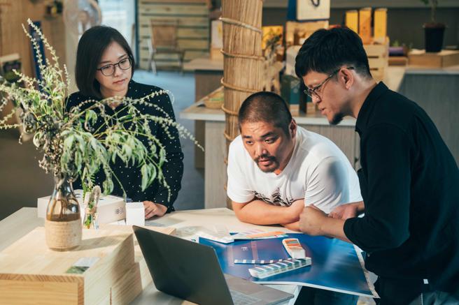 透過設計團隊與地方長時間溝通共創的包裝設計，圖為日光小林與一毫米品牌設計（圖片來源：高雄市文化局提供）