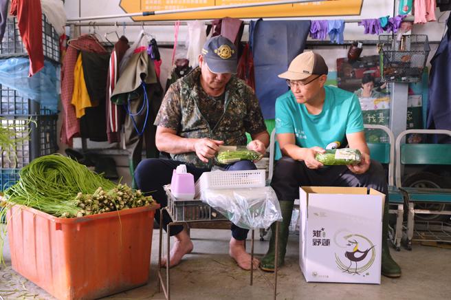 高雄鳥會攜手美濃蔬菜產銷班第十八班，透過視覺設計，吸引更多人投入水雉保育的行列（圖片來源：高雄市文化局提供）