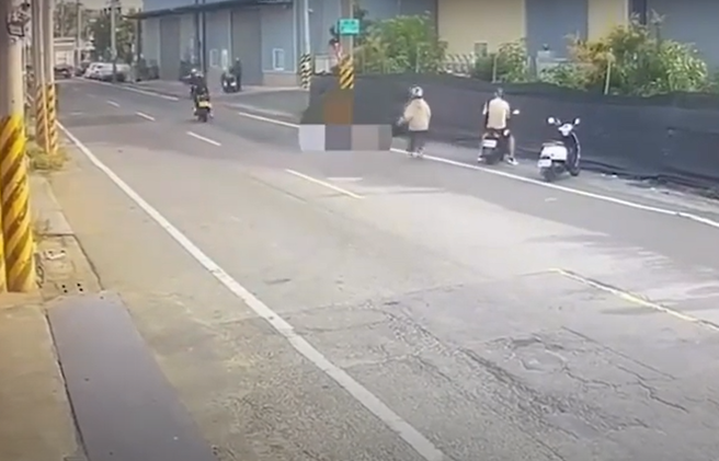 高雄女大生遭辗毙！长裙女骑士秒暖心衝上前保护她。(林雅惠翻摄)