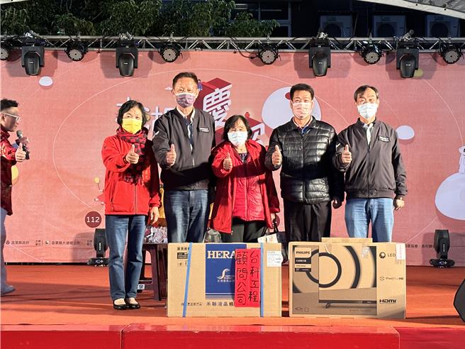 大湖鄉元宵節文化踩街活動，去年舉辦的摸彩活動引來許多鄉親參加。（大湖鄉公所提供／謝明俊苗栗傳真）