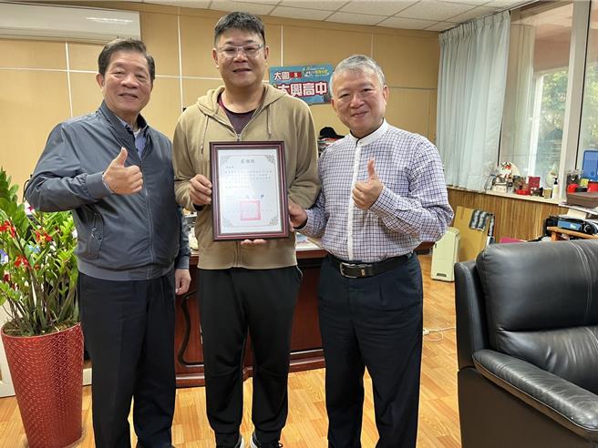 林果股份有限公司董事長許武一，回饋母校大興高中致贈自動照明殺菌燈。(呂筱蟬攝)