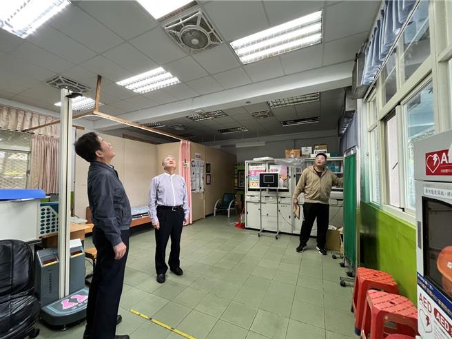 林果股份有限公司董事長許武一，回饋母校大興高中致贈自動照明殺菌燈。(呂筱蟬攝)