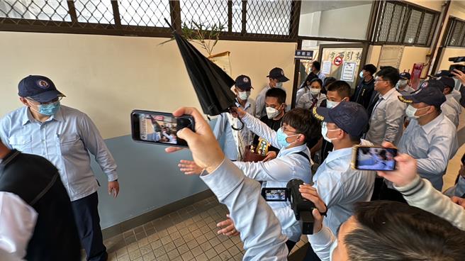 陸籍船員家屬在殯儀館認完屍體後，神色哀戚的穿上喪服，準備趕赴招魂。（于家麒攝）