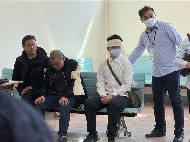 陸籍船員家屬在殯儀館認完屍體後，神色哀戚的穿上喪服，準備趕赴招魂。（于家麒攝）