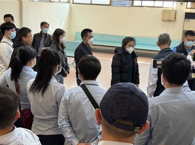 陸籍船員家屬在殯儀館認完屍體後，神色哀戚的穿上喪服，準備趕赴招魂。（于家麒攝）