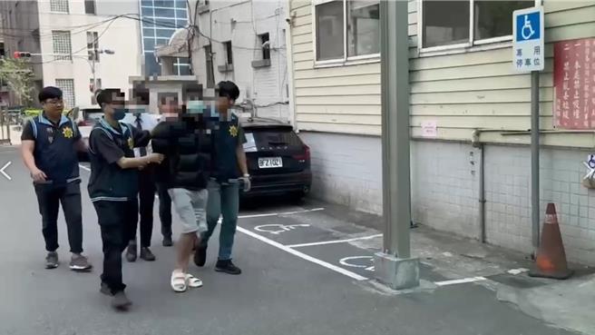 警方將2人帶回調查，確認只是惡作劇，但仍依社維法送辦。（新北市新莊警分局提供／呂健豪新北報導）