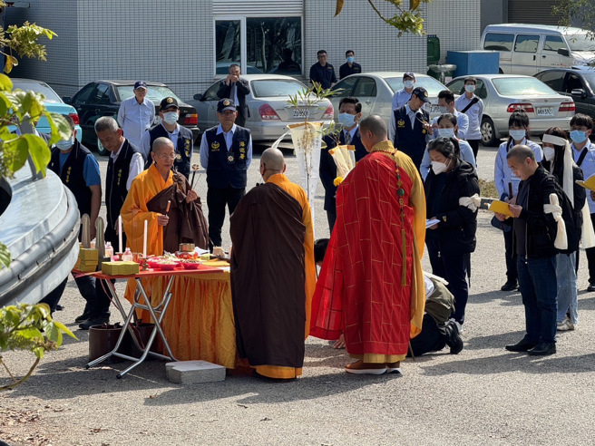 陸籍船員家屬在事故船隻防置現場進行招魂，傷心得頻頻拭淚。（于家麒攝）