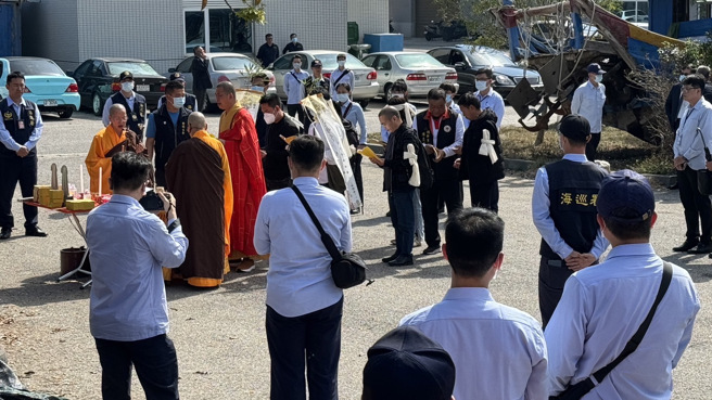 陸籍船員家屬在事故船隻防置現場進行招魂，傷心得頻頻拭淚。（于家麒攝）