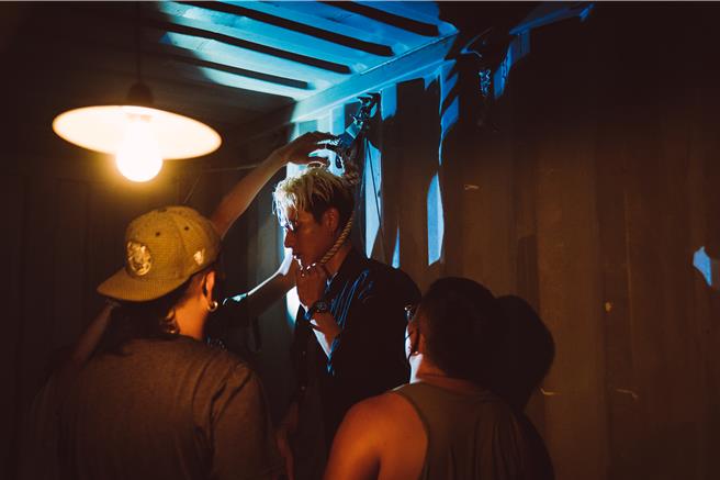 劉冠廷冒險拍攝上吊戲。（CATCHPLAY＋）