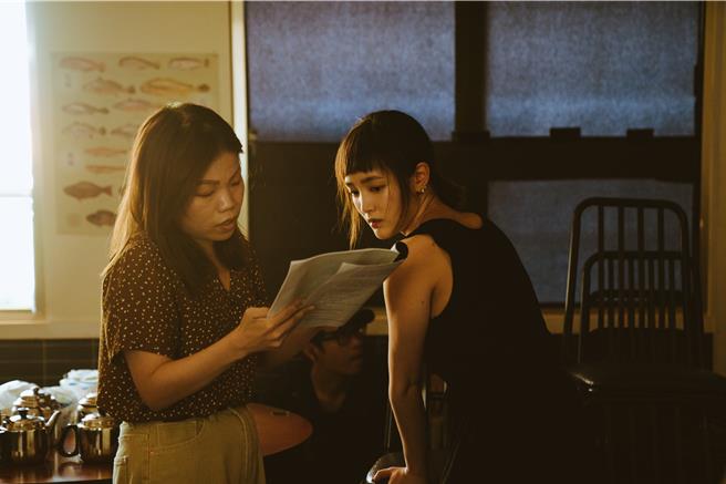 導演柯貞年（左）和王淨討論劇本。（CATCHPLAY＋）