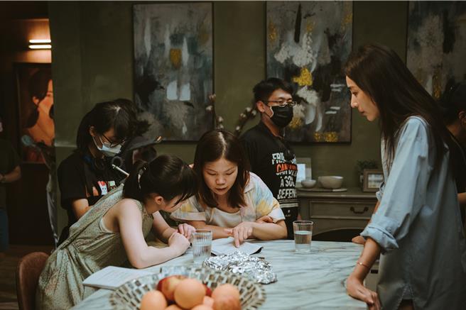 隋棠（右）、方郁婷（前左） 和導演柯貞年（前中）討論劇本。（CATCHPLAY＋）