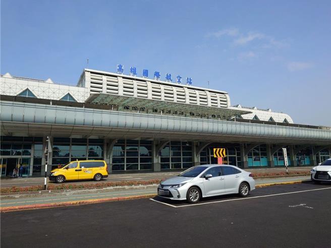 今天一班高雄飞往澎湖的华信航空航班，因机械因素在起飞后返场，改换另架同型飞机在延迟3个多小时后起飞。（任义宇摄）