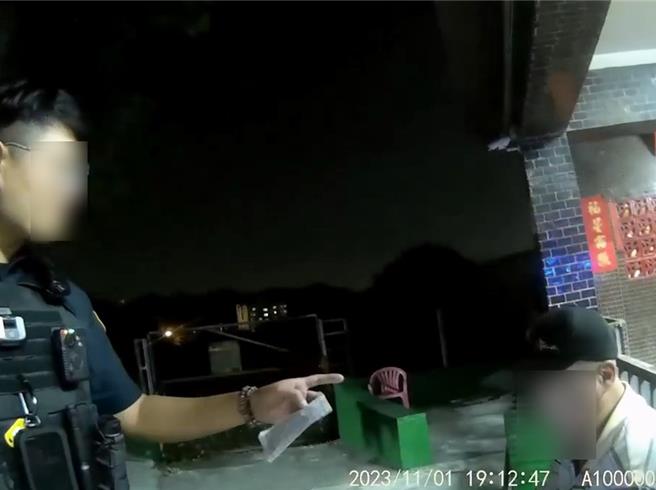 警方到场劝导叶男（右）不要再乱打报案电话，叶男当成马耳东风，仍继续打报案电话。（警方提供／孙英哲彰化传真）