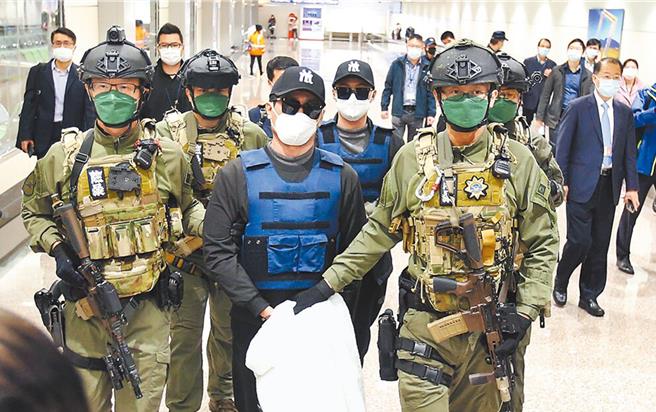 台南学甲88枪击案主嫌洪政军及枪手孔祥志被押解回台。（本报资料照片）