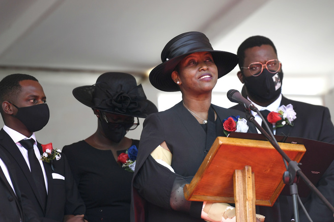 图为海地前第一夫人玛婷（Martine Moise）2021年7月23日出席丈夫摩依士的葬礼。（资料照／美联社）