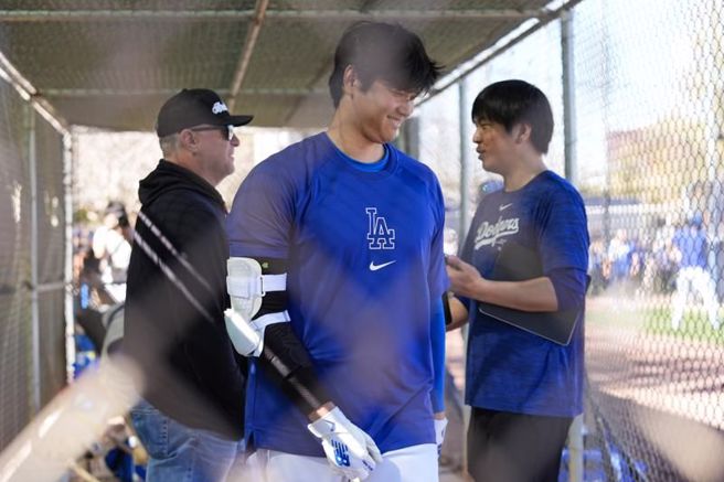 前天使教头内文(左起)、大谷翔平、水原一平在道奇春训閒聊。（美联社）