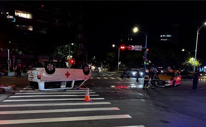 計程車未禮讓救護車，救護車遭撞上當場翻覆。(記者爆料網提供)